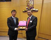 Prof. Rocky Tuan (right), Vice-Chancellor of CUHK presents a souvenir to Prof. Zou Xiaodong, Party Secretary of ZJU